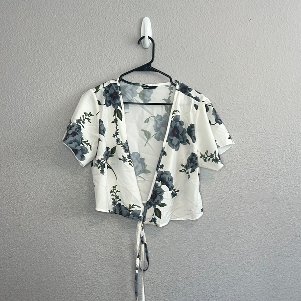 SHEIN Large Floral Wrap Crop Top